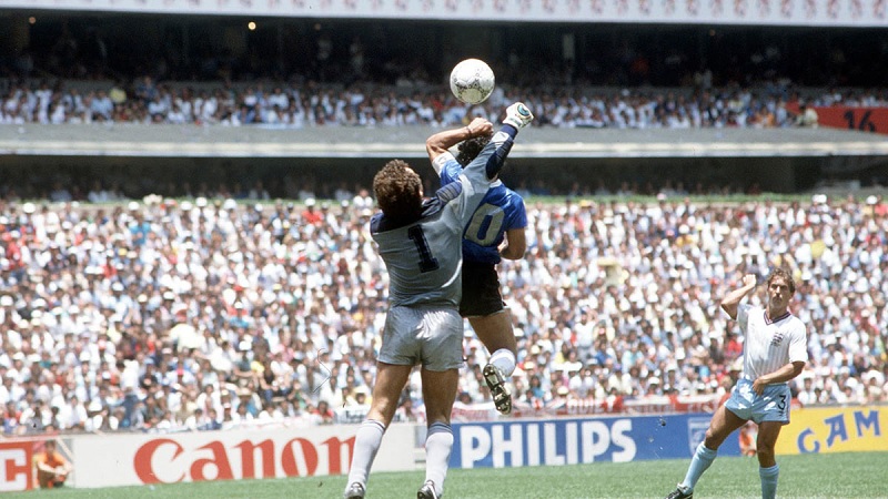 maradona-ghi-ban-bang-tay-gay-nhieu-tranh-cai